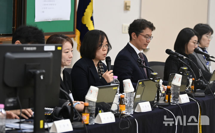 [고양=뉴시스] 김근수 기자 =  김예영(왼쪽 세번째) 전국법관대표회의 의장이 8일 오전 경기 고양시 일산 사법연수원에서 열린 전국법관대표회의에서 발언하고 있다. (공동취재) 2025.12.08. photo@newsis.com