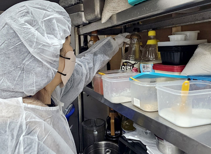 [광주=뉴시스] 광주시 배달음식점 위생 점검. (사진=광주시청 제공). photo@newsis.com *재판매 및 DB 금지