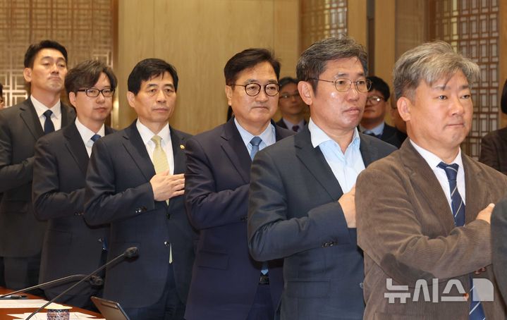 [서울=뉴시스] 조성봉 기자 = 우원식(오른쪽 세번째) 국회의장과 참석자들이 8일 오전 서울 여의도 국회에서 열린 국회개혁 자문위원회 결과보고회에서 국민의례를 하고 있다. 2025.12.08. suncho21@newsis.com