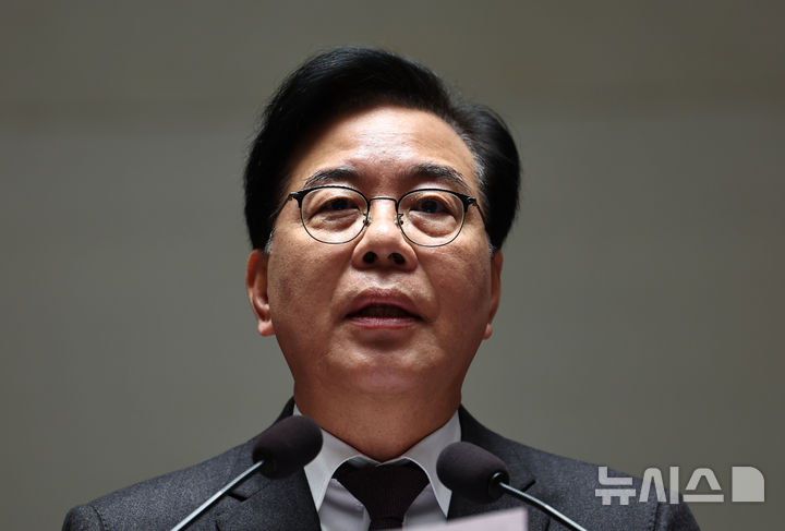 [서울=뉴시스] 김명년 기자 = 송언석 국민의힘 원내대표가 8일 오전 서울 여의도 국회에서 열린 의원총회 및 이재명 정권 독재악법 국민고발회에서 모두발언하고 있다. 2025.12.08. kmn@newsis.com