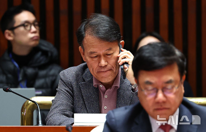 [서울=뉴시스] 김명년 기자 = 윤한홍 국민의힘 의원이 8일 오전 서울 여의도 국회에서 열린 의원총회 및 이재명 정권 독재악법 국민고발회에 참석해  통화하고 있다. 2025.12.08. kmn@newsis.com