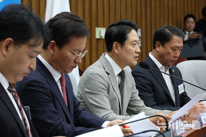 [서울=뉴시스] 김금보 기자 = 장동혁 국민의힘 대표가 지난 8일 서울 여의도 국회에서 열린 국민의힘 노동위원회 임명장 수여식 및 1차 전체회의에서 발언을 하고 있다. 2025.12.08. kgb@newsis.com