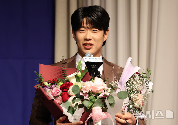 키움 히어로즈 송성문 일구상 시상식 장면