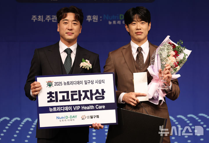 [서울=뉴시스] 조성우 기자 = 8일 서울 강남구 리베라호텔에서 열린 2025 일구상 시상식에서 키움히어로즈 송성문(오른쪽)이 최고 타자상을 수상한 뒤 기념촬영을 하고 있다. 왼쪽은 이택근 일구회 회원. 2025.12.08. xconfind@newsis.com