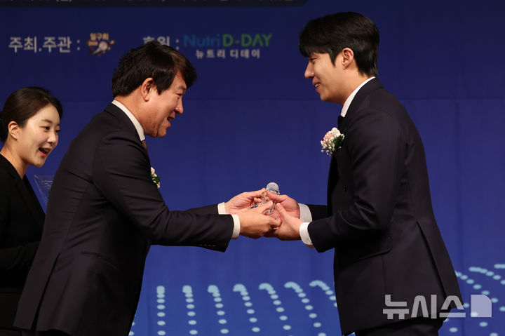 [서울=뉴시스] 조성우 기자 = 8일 서울 강남구 리베라호텔에서 열린 2025 일구상 시상식에서 삼성 라이온즈 원태인(오른쪽)이 조계현 KBO 전력강화위원장으로부터 최고 투수상을 수상하고 있다. 2025.12.08. xconfind@newsis.com