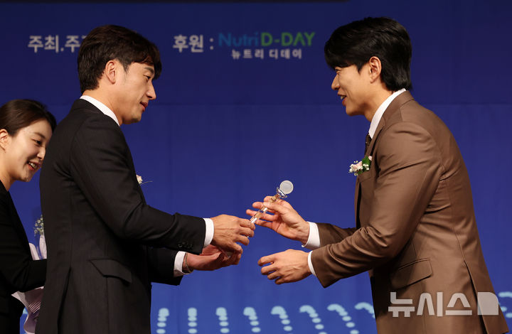 [서울=뉴시스] 조성우 기자 = 8일 서울 강남구 리베라호텔에서 열린 2025 일구상 시상식에서 키움히어로즈 송성문(오른쪽)이 이택근 일구회 회원으로부터 최고 타자상을 수상하고 있다. 2025.12.08. xconfind@newsis.com