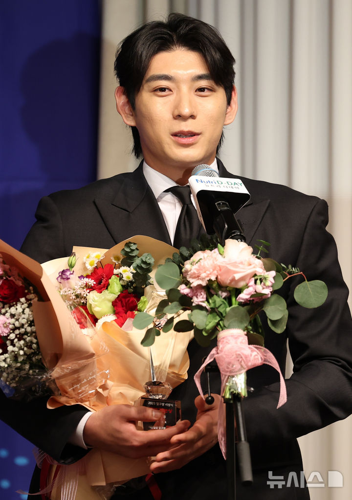 [서울=뉴시스] 조성우 기자 = 8일 서울 강남구 리베라호텔에서 열린 2025 일구상 시상식에서 샌프란시스코 자이언츠 이정후가 특별 공로상을 수상한 뒤 소감을 말하고 있다. 2025.12.08. xconfind@newsis.com