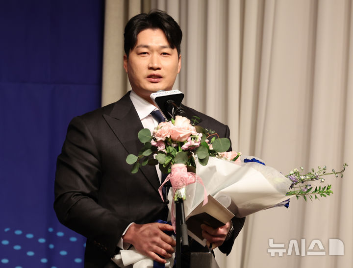 [서울=뉴시스] 조성우 기자 = 8일 서울 강남구 리베라호텔에서 열린 2025 일구상 시상식에서 삼성 라이온즈 투수 출신 오승환이 일구대상을 수상한 뒤 소감을 말하고 있다. 2025.12.08. xconfind@newsis.com