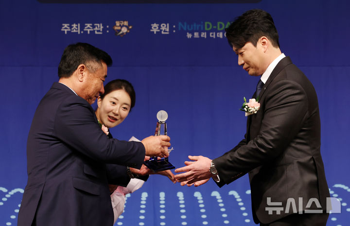 [서울=뉴시스] 조성우 기자 = 8일 서울 강남구 리베라호텔에서 열린 2025 일구상 시상식에서 삼성 라이온즈 투수 출신 오승환이 김광수 일구회 회장으로부터 일구대상을 수상하고 있다. 2025.12.08. xconfind@newsis.com