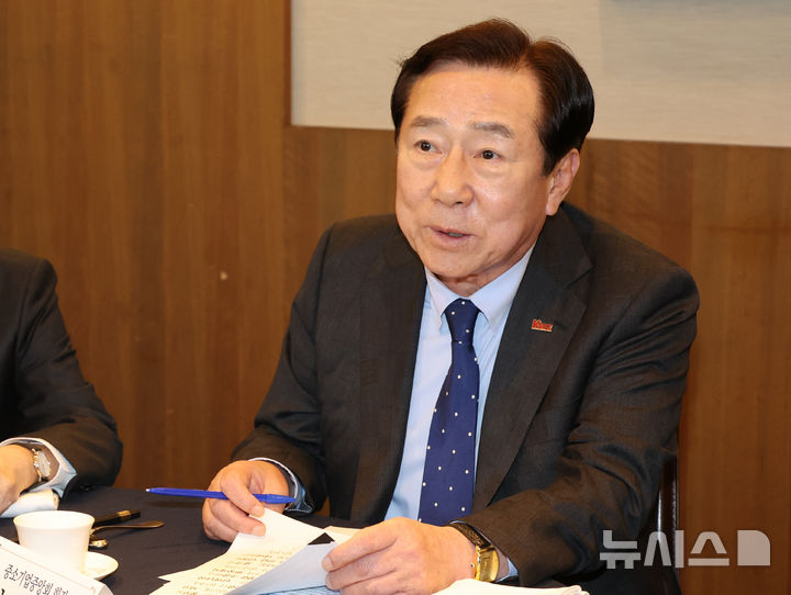 [서울=뉴시스] 김명원 기자 = 김기문 중소기업중앙회(중기중앙회) 회장이 지난 8일 서울 종로구 한국프레스센터에서 열린 노사정 대표자 오찬 간담회에 참석해 인사말을 하고 있다. 2025.12.18. kmx1105@newsis.com