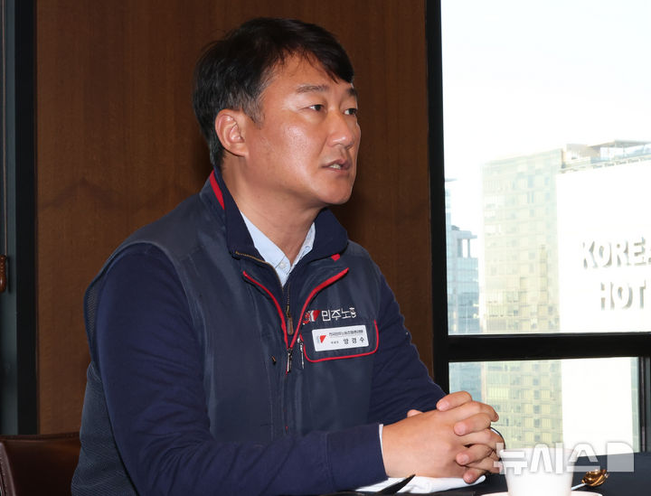 [서울=뉴시스] 김명원 기자 = 양경수 전국민주노동조합총연맹(민주노총) 위원장이 지난 8일 서울 종로구 한국프레스센터에서 열린 노사정 대표자 오찬 간담회에 참석해 인사말을 하고 있다. 2025.12.08. kmx1105@newsis.com