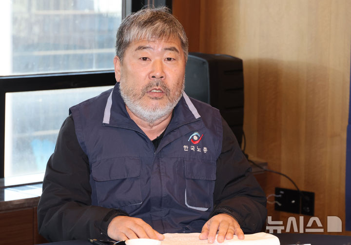 [서울=뉴시스] 김명원 기자 = 김동명 한국노동조합총연맹(한국노총) 위원장이 8일 서울 종로구 한국프레스센터에서 열린 노사정 대표자 오찬 간담회에 참석해 인사말을 하고 있다. 2025.12.08. kmx1105@newsis.com