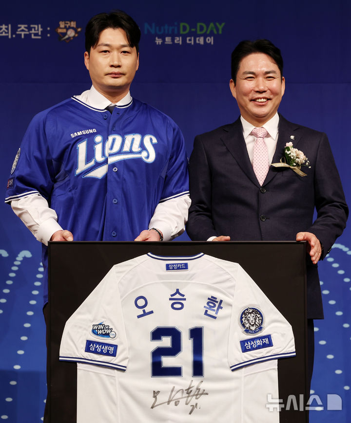 [서울=뉴시스] 조성우 기자 = 8일 서울 강남구 리베라호텔에서 열린 2025 일구상 시상식에서 삼성 라이온즈 출신 오승환(왼쪽)이 21번 영구결번 착장식을 진행한 뒤 유니폼 액자와 기념촬영을 하고 있다. 오른쪽은 김형대 뉴트리디데이 대표. 2025.12.08. xconfind@newsis.com
