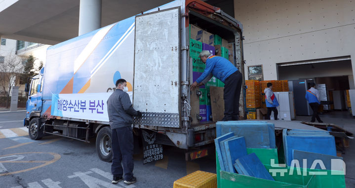 [세종=뉴시스] 강종민 기자 = 해양수산부가 세종에서 부산 동구 IM빌딩·협성타워 임시청사로 단계적 이전을 시작한 8일 정부세종청사에서 이사업체 직원들이 이삿짐을 차량에 옮겨 싣고 있다. 2025.12.08. ppkjm@newsis.com