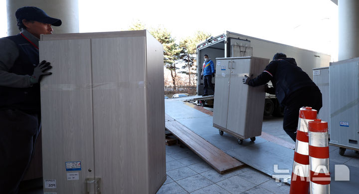 [세종=뉴시스] 강종민 기자 = 해양수산부가 세종에서 부산 동구 IM빌딩·협성타워 임시청사로 단계적 이전을 시작한 8일 정부세종청사에서 이사업체 직원들이 이삿짐을 차량에 옮겨 싣고 있다. 2025.12.08. ppkjm@newsis.com