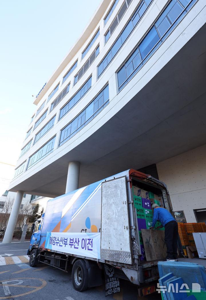 [세종=뉴시스] 강종민 기자 = 해양수산부가 세종에서 부산 동구 IM빌딩·협성타워 임시청사로 단계적 이전을 시작한 8일 정부세종청사에서 이사업체 직원들이 이삿짐을 차량에 옮겨 싣고 있다. 2025.12.08. ppkjm@newsis.com