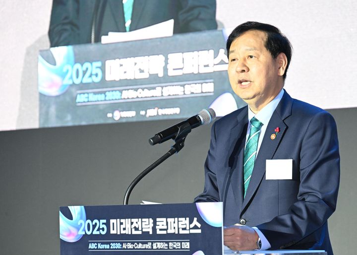 [서울=뉴시스] 구윤철 부총리 겸 기획재정부 장관이 8일 서울 영등포구 여의도 페어몬트 호텔에서 열린 '2025 미래전략 컨퍼런스'에서 개회사를 하고 있다. (사진=기획재정부 제공) 2025.12.08. photo@newsis.com *재판매 및 DB 금지