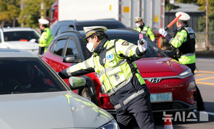 [제주=뉴시스] 우장호 기자 = 8일 오후 제주시 건입동 거로사거리 인근 도로에서 연말연시를 맞아 제주경찰청과 동부경찰서, 자치경찰단 소속 경찰관들이 집중 음주단속을 하고 있다. 제주경찰청은 송년 모임 등 각종 술자리가 많아지는 연말연시를 맞아 이달부터 두 달 간 상시·수시 음주운전 단속을 실시할 예정이다. 2025.12.08. woo1223@newsis.com