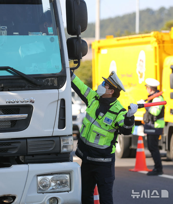 [제주=뉴시스] 우장호 기자 = 8일 오후 제주시 건입동 거로사거리 인근 도로에서 연말연시를 맞아 제주경찰청과 동부경찰서, 자치경찰단 소속 경찰관들이 집중 음주단속을 하고 있다. 제주경찰청은 송년 모임 등 각종 술자리가 많아지는 연말연시를 맞아 이달부터 두 달 간 상시·수시 음주운전 단속을 실시할 예정이다. 2025.12.08. woo1223@newsis.com