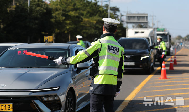 [제주=뉴시스] 우장호 기자 = 8일 오후 제주시 건입동 거로사거리 인근 도로에서 연말연시를 맞아 제주경찰청과 동부경찰서, 자치경찰단 소속 경찰관들이 집중 음주단속을 하고 있다. 제주경찰청은 송년 모임 등 각종 술자리가 많아지는 연말연시를 맞아 이달부터 두 달 간 상시·수시 음주운전 단속을 실시할 예정이다. 2025.12.08. woo1223@newsis.com