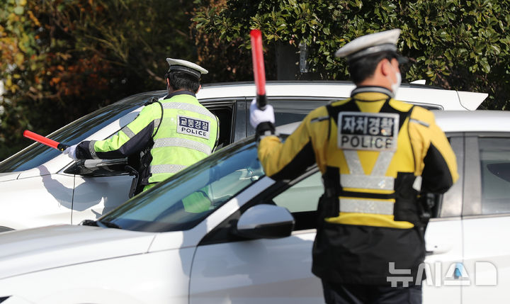 [제주=뉴시스] 우장호 기자 = 8일 오후 제주시 건입동 거로사거리 인근 도로에서 연말연시를 맞아 제주경찰청과 동부경찰서, 자치경찰단 소속 경찰관들이 집중 음주단속을 하고 있다. 제주경찰청은 송년 모임 등 각종 술자리가 많아지는 연말연시를 맞아 이달부터 두 달 간 상시·수시 음주운전 단속을 실시할 예정이다. 2025.12.08. woo1223@newsis.com