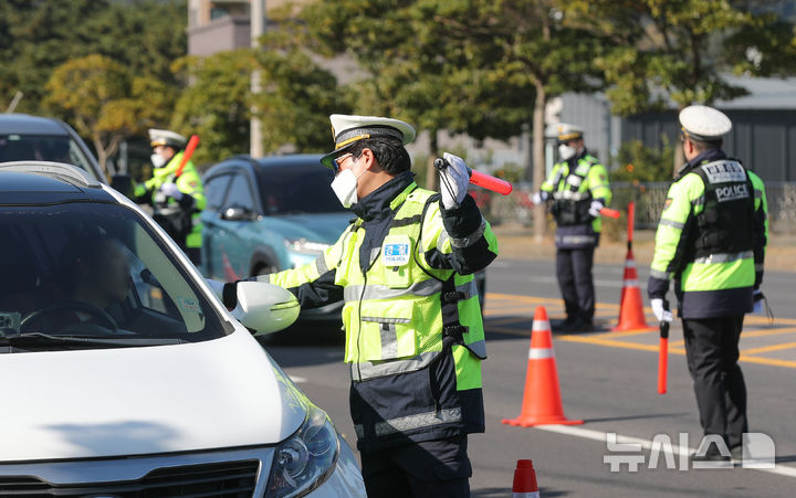 [제주=뉴시스] 우장호 기자 = 8일 오후 제주시 건입동 거로사거리 인근 도로에서 연말연시를 맞아 제주경찰청과 동부경찰서, 자치경찰단 소속 경찰관들이 집중 음주단속을 하고 있다. 제주경찰청은 송년 모임 등 각종 술자리가 많아지는 연말연시를 맞아 이달부터 두 달 간 상시·수시 음주운전 단속을 실시할 예정이다. 2025.12.08. woo1223@newsis.com