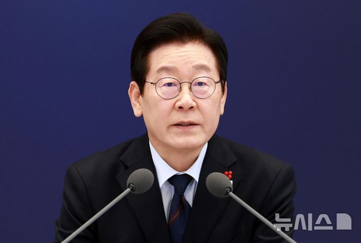 [서울=뉴시스] 고범준 기자 = 이재명 대통령이 8일 서울 용산 대통령실 청사에서 열린 지방시대위원회 보고회에서 발언하고 있다. 2025.12.08. bjko@newsis.com