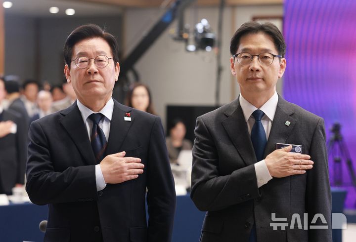[서울=뉴시스] 고범준 기자 = 이재명 대통령과 김경수 지방시대위원회 위원장이 8일 서울 용산 대통령실 청사에서 열린 지방시대위원회 보고회에서 국기에 경례하고 있다. 2025.12.08. bjko@newsis.com