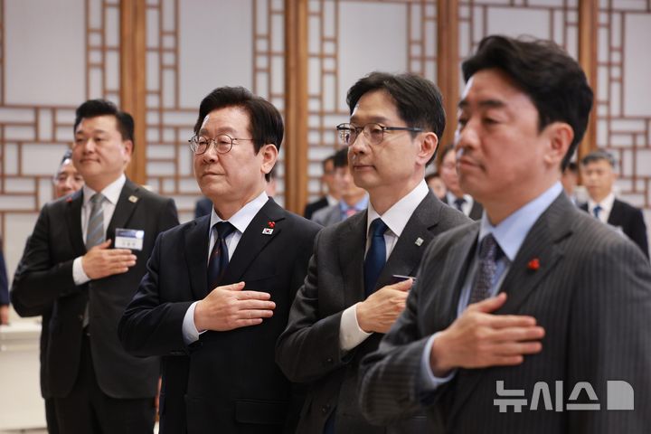 [서울=뉴시스] 고범준 기자 = 이재명 대통령이 8일 서울 용산 대통령실 청사에서 열린 지방시대위원회 보고회에서 국기에 경례하고 있다. 2025.12.08. bjko@newsis.com