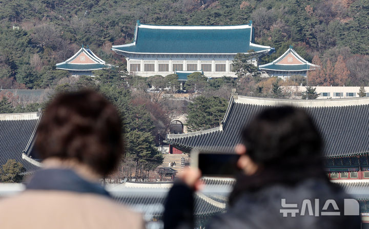 [서울=뉴시스] 이영환 기자 = 대통령실이 용산 대통령 집무실을 청와대로 이전하는 작업을 본격적으로 시작한 8일 오후 서울 종로구 대한민국역사박물관에서 청와대가 보이고 있다.2022년 5월 윤석열 정부 출범과 함께 시작된 '용산 시대'가 3년 7개월 만에 막을 내리는 것으로 성탄절께 업무시설 이전을 마무리할 계획이다. 2025.12.08. 20hwan@newsis.com
