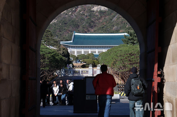 [서울=뉴시스] 이영환 기자 = 대통령실이 용산 대통령 집무실을 청와대로 이전하는 작업을 본격적으로 시작한 8일 오후 서울 종로구 청와대가 보이고 있다.2022년 5월 윤석열 정부 출범과 함께 시작된 '용산 시대'가 3년 7개월 만에 막을 내리는 것으로 성탄절께 업무시설 이전을 마무리할 계획이다. 2025.12.08. 20hwan@newsis.com