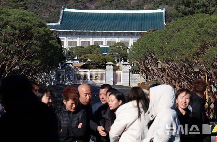 [서울=뉴시스] 이영환 기자 = 대통령실이 용산 대통령 집무실을 청와대로 이전하는 작업을 본격적으로 시작한 8일 오후 서울 종로구 청와대 앞에서 관광객들이 기념촬영을 하고 있다.2022년 5월 윤석열 정부 출범과 함께 시작된 '용산 시대'가 3년 7개월 만에 막을 내리는 것으로 성탄절께 업무시설 이전을 마무리할 계획이다. 2025.12.08. 20hwan@newsis.com