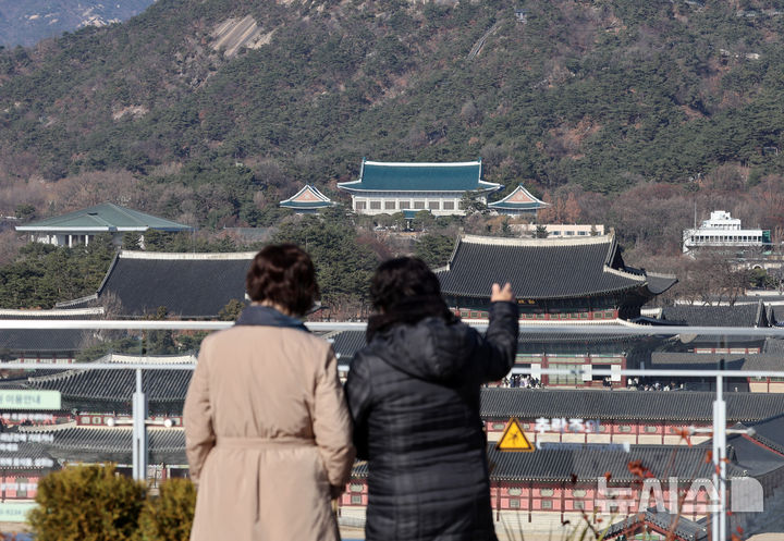[서울=뉴시스] 이영환 기자 = 대통령실이 용산 대통령 집무실을 청와대로 이전하는 작업을 본격적으로 시작한 8일 오후 서울 종로구 대한민국역사박물관에서 청와대가 보이고 있다.2022년 5월 윤석열 정부 출범과 함께 시작된 '용산 시대'가 3년 7개월 만에 막을 내리는 것으로 성탄절께 업무시설 이전을 마무리할 계획이다. 2025.12.08. 20hwan@newsis.com