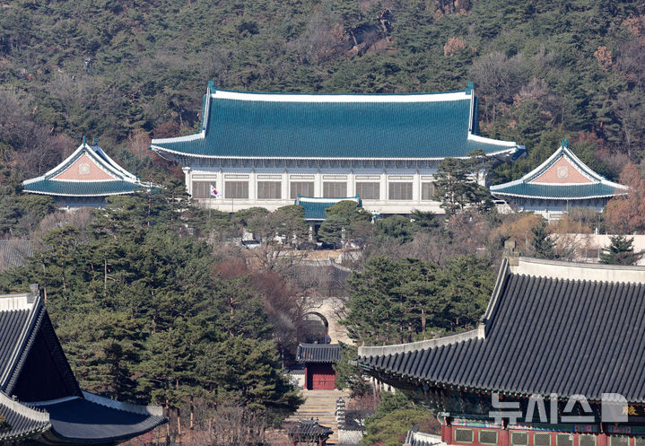 [서울=뉴시스] 이영환 기자 = 대통령실이 용산 대통령 집무실을 청와대로 이전하는 작업을 본격적으로 시작한 8일 오후 서울 종로구 대한민국역사박물관에서 청와대가 보이고 있다.2022년 5월 윤석열 정부 출범과 함께 시작된 '용산 시대'가 3년 7개월 만에 막을 내리는 것으로 성탄절께 업무시설 이전을 마무리할 계획이다. 2025.12.08. 20hwan@newsis.com