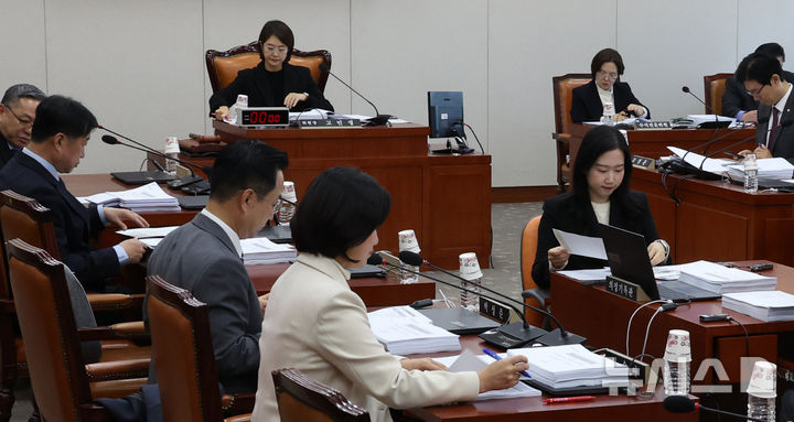 [서울=뉴시스] 김금보 기자 = 고민정 국회 교육위원회 소위원장이 8일 오후 서울 여의도 국회에서 열린 교육위원회 소위원회 전체회의를 주재하고 있다. 2025.12.08. kgb@newsis.com