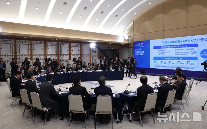 [서울=뉴시스] 고범준 기자 = 김경수 지방시대위원회 위원장이 8일 서울 용산 대통령실 청사에서 열린 지방시대위원회 보고회에서 발언하고 있다. 2025.12.08. bjko@newsis.com