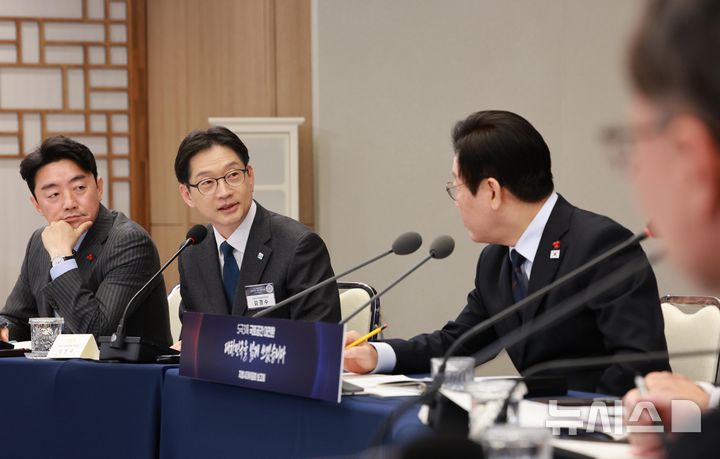 [서울=뉴시스] 고범준 기자 = 이재명 대통령이 8일 서울 용산 대통령실 청사에서 열린 지방시대위원회 보고회에서 김경수 지방시대위원장의 발언을 듣고 있다. 2025.12.08. bjko@newsis.com