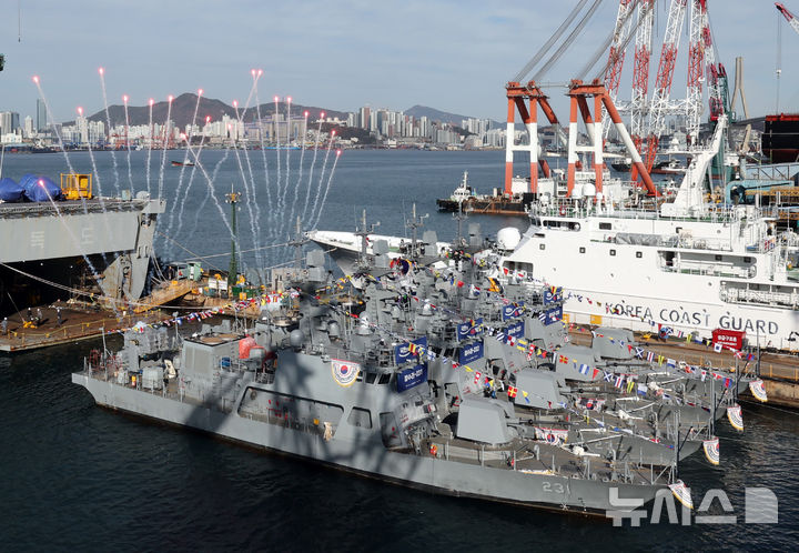  [부산=뉴시스] 하경민 기자 = 신형 고속정(PKMR) Batch-Ⅱ 참수리-231·232·233·235호정(1~4번함) 통합진수식이 8일 부산 영도구 HJ중공업 영도조선소에서 열리고 있다.  230t급, 길이 45m인 신형 고속정은 130㎜ 유도로켓과 12.7㎜ 원격사격통제체계에 대한 통제·발사기능을 전투체계와 통합하고, 항재밍 능력을 포함한 전자전 대응능력도 강화됐다. 이들 고속정은 시운전 기간을 거쳐 내년 8~11월 순차적으로 해군에 인도될 예정이다. 2025.12.08. yulnetphoto@newsis.com