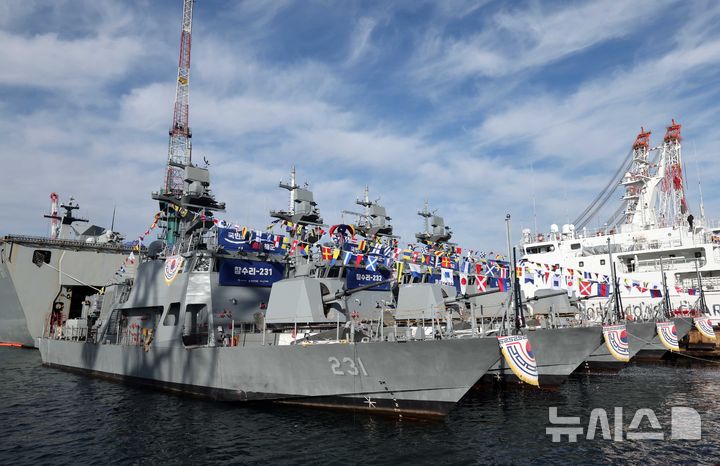  [부산=뉴시스] 하경민 기자 = 신형 고속정(PKMR) Batch-Ⅱ 참수리-231·232·233·235호정(1~4번함) 통합진수식이 8일 부산 영도구 HJ중공업 영도조선소에서 열리고 있다. 230t급, 길이 45m인 신형 고속정은 130㎜ 유도로켓과 12.7㎜ 원격사격통제체계에 대한 통제·발사기능을 전투체계와 통합하고, 항재밍 능력을 포함한 전자전 대응능력도 강화됐다. 이들 고속정은 시운전 기간을 거쳐 내년 8~11월 순차적으로 해군에 인도될 예정이다. 2025.12.08. yulnetphoto@newsis.com