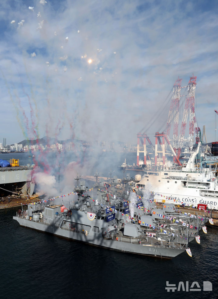  [부산=뉴시스] 하경민 기자 = 신형 고속정(PKMR) Batch-Ⅱ 참수리-231·232·233·235호정(1~4번함) 통합진수식이 8일 부산 영도구 HJ중공업 영도조선소에서 열리고 있다. 230t급, 길이 45m인 신형 고속정은 130㎜ 유도로켓과 12.7㎜ 원격사격통제체계에 대한 통제·발사기능을 전투체계와 통합하고, 항재밍 능력을 포함한 전자전 대응능력도 강화됐다. 이들 고속정은 시운전 기간을 거쳐 내년 8~11월 순차적으로 해군에 인도될 예정이다. 2025.12.08. yulnetphoto@newsis.com