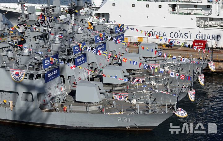  [부산=뉴시스] 하경민 기자 = 신형 고속정(PKMR) Batch-Ⅱ 참수리-231·232·233·235호정(1~4번함) 통합진수식이 8일 부산 영도구 HJ중공업 영도조선소에서 열리고 있다. 230t급, 길이 45m인 신형 고속정은 130㎜ 유도로켓과 12.7㎜ 원격사격통제체계에 대한 통제·발사기능을 전투체계와 통합하고, 항재밍 능력을 포함한 전자전 대응능력도 강화됐다. 이들 고속정은 시운전 기간을 거쳐 내년 8~11월 순차적으로 해군에 인도될 예정이다. 2025.12.08. yulnetphoto@newsis.com