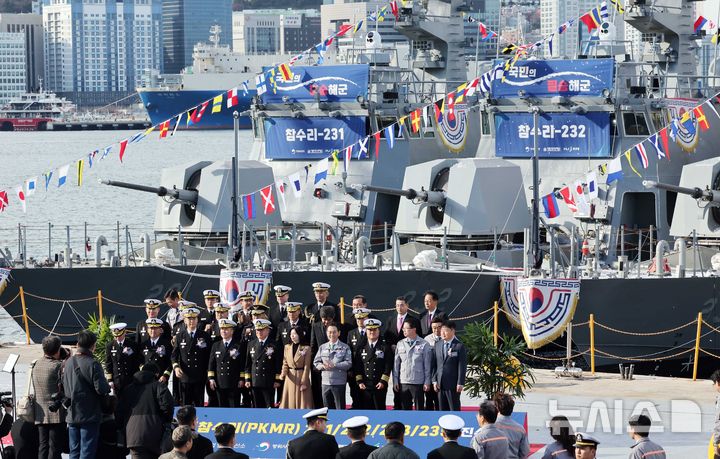  [부산=뉴시스] 하경민 기자 = 신형 고속정(PKMR) Batch-Ⅱ 참수리-231·232·233·235호정(1~4번함) 통합진수식이 8일 부산 영도구 HJ중공업 영도조선소에서 열리고 있다. 230t급, 길이 45m인 신형 고속정은 130㎜ 유도로켓과 12.7㎜ 원격사격통제체계에 대한 통제·발사기능을 전투체계와 통합하고, 항재밍 능력을 포함한 전자전 대응능력도 강화됐다. 이들 고속정은 시운전 기간을 거쳐 내년 8~11월 순차적으로 해군에 인도될 예정이다. 2025.12.08. yulnetphoto@newsis.com