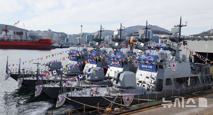  [부산=뉴시스] 하경민 기자 = 신형 고속정(PKMR) Batch-Ⅱ 참수리-231·232·233·235호정(1~4번함) 통합진수식이 8일 부산 영도구 HJ중공업 영도조선소에서 열리고 있다. 230t급, 길이 45m인 신형 고속정은 130㎜ 유도로켓과 12.7㎜ 원격사격통제체계에 대한 통제·발사기능을 전투체계와 통합하고, 항재밍 능력을 포함한 전자전 대응능력도 강화됐다. 이들 고속정은 시운전 기간을 거쳐 내년 8~11월 순차적으로 해군에 인도될 예정이다. 2025.12.08. yulnetphoto@newsis.com