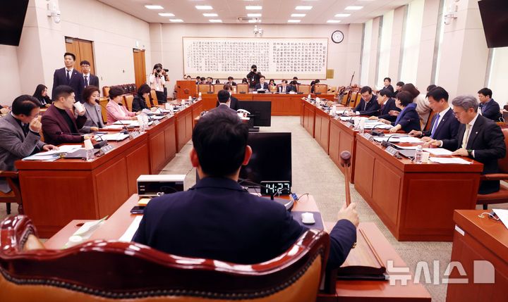 [서울=뉴시스] 조성봉 기자 = 김용민 국회 법사위 법안심사제1소위원장이 지난 8일 오후 서울 여의도 국회에서 열린 법제사법위원회 법안심사제1소위원회에서 의사봉을 두드리고 있다.2025.12.08. suncho21@newsis.com