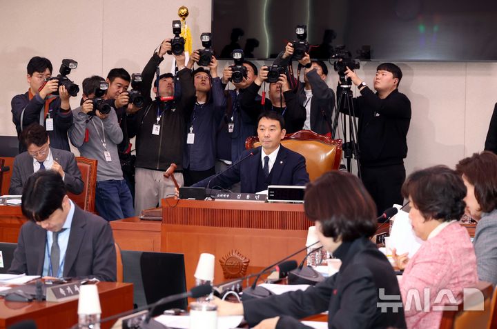 [서울=뉴시스] 조성봉 기자 = 김용민 국회 법사위 법안심사제1소위원장이 8일 오후 서울 여의도 국회에서 열린 법제사법위원회 법안심사제1소위원회에서 의사봉을 두드리고 있다.2025.12.08. suncho21@newsis.com