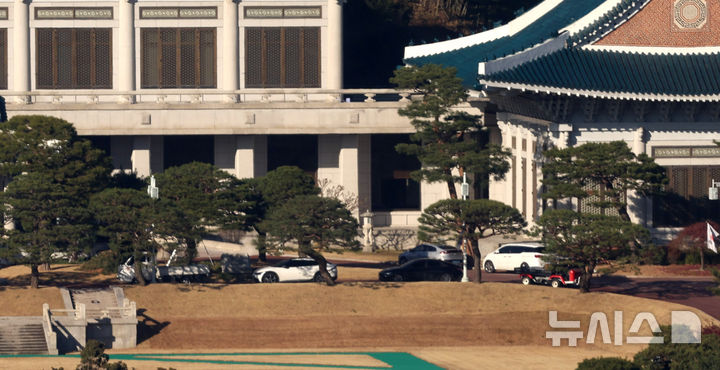 [서울=뉴시스] 추상철 기자 = 용산 대통령 집무실을 청와대로 이전하는 작업이 본격적으로 시작된 8일 오후 서울 종로구 청와대에 차량이 세워져 있다. 2025.12.08. scchoo@newsis.com