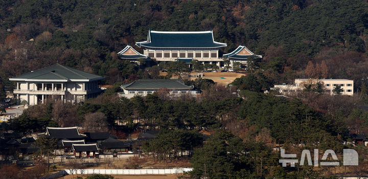 [서울=뉴시스] 추상철 기자 = 용산 대통령 집무실을 청와대로 이전하는 작업이 본격적으로 시작된 8일 오후 서울 종로구 청와대에 차량이 세워져 있다. 2025.12.08. scchoo@newsis.com