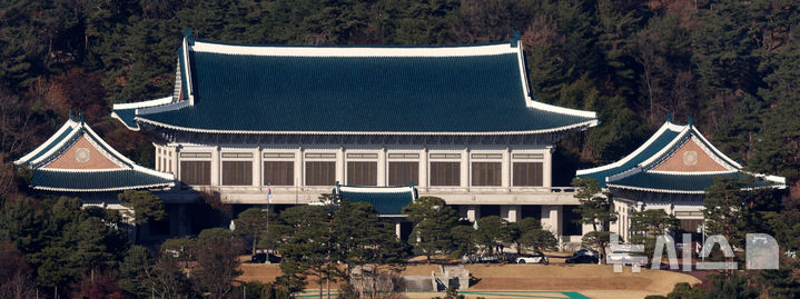 [서울=뉴시스] 추상철 기자 = 용산 대통령 집무실을 청와대로 이전하는 작업이 본격적으로 시작된 8일 오후 서울 종로구 청와대에 차량이 세워져 있다. 2025.12.08. scchoo@newsis.com