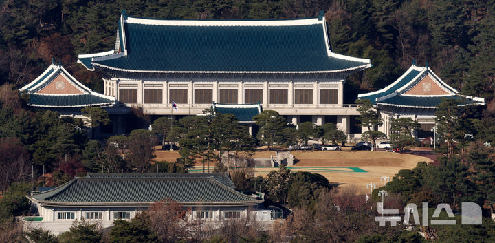 [서울=뉴시스] 추상철 기자 = 용산 대통령 집무실을 청와대로 이전하는 작업이 본격적으로 시작된 8일 오후 서울 종로구 청와대에 차량이 세워져 있다. 2025.12.08. scchoo@newsis.com