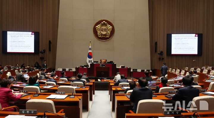 [서울=뉴시스] 조성봉 기자 = 장영수 고려대 법학전문대학원 교수가 8일 오후 서울 여의도 국회에서 열린 의원총회 및 이재명 정권 독재악법 국민고발회에서 '내란전담재판부 설치 법안' 관련 발표를 하고 있다. 2025.12.08. suncho21@newsis.com
